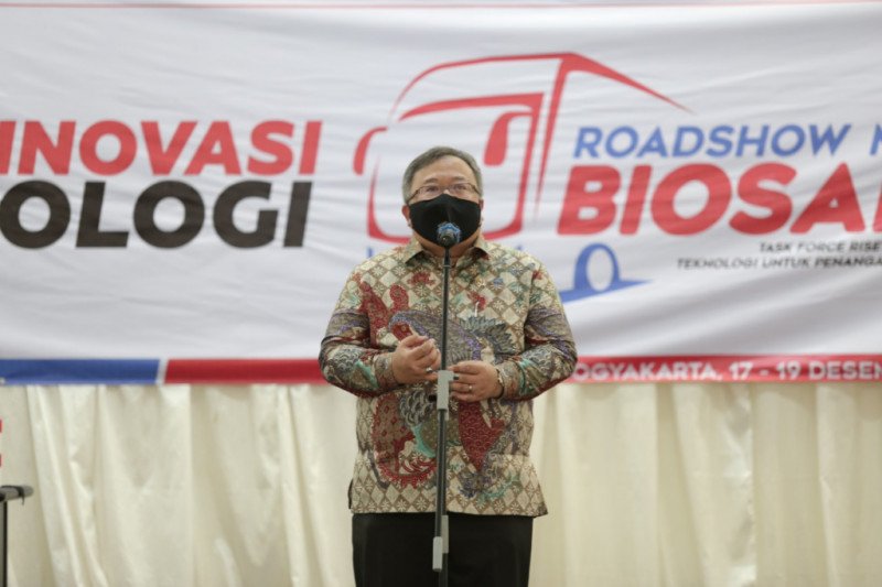 Menteri Riset dan Teknologi (Menristek) Bambang PS Brodjonegoro dalam acara roadshow laboratorium mobile BSL-2 varian bus di Universitas Gadjah Mada, Yogyakarta, Jumat. (ANTARA/HO/UGM)

