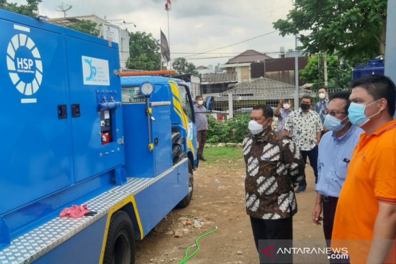 Kepala Dinas SDA DKI Jakarta Juaini Yusuf meninjau uji coba pompa mobile di Kali Asin, Jakarta Utara. (ANTARA/HO/Dokumentasi Dinas SDA DKI Jakarta)


