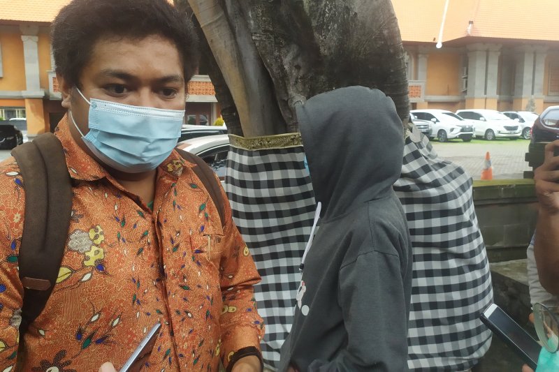 Saat Pengacara Charlie Usfunan mendampingi korban MIS saat melapor ke Polda Bali, Jumat (19/12/2020). (Antara/Ayu Khania Pranisitha/2020)

