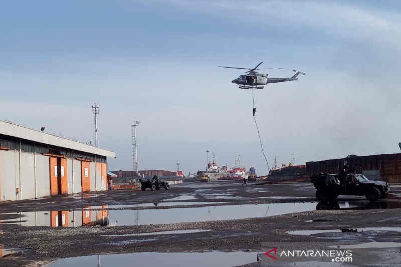 Pasukan Denjaka saat turun dari helikopter di Pelabuhan Cirebon, Jawa Barat, Sabtu (19/12/2020). (ANTARA/Khaerul Izan)

