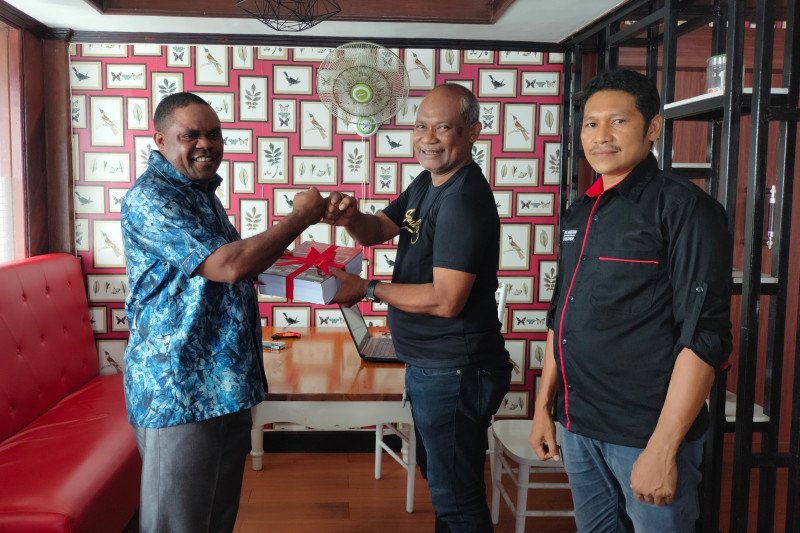 Sekretaris DPD PDIP Prpvinsi Papua Barat Jeffry Raimas (tengah) menyerahkan berkas berupa bukti perolehan suara di setiap TPS kepada calon Bupati Manokwari Hermus Induo, di Manokwari, Sabtu (19/12/2020). (ANTARA/Toyiban)