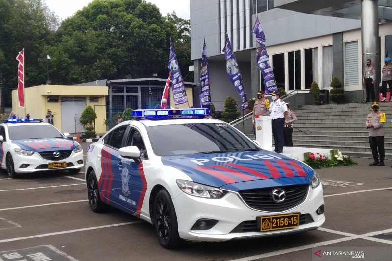 Kakorlantas Polri Irjen Pol Istiono melepas apel keberangkatan pamatwil Korlantas Polri dan stakeholder dalam rangka pengamanan Operasi Lilin 2020 di halaman Kantor NTMC Polri, Jakarta, Senin (21/12/2020). (ANTARA/ Anita Permata Dewi)
