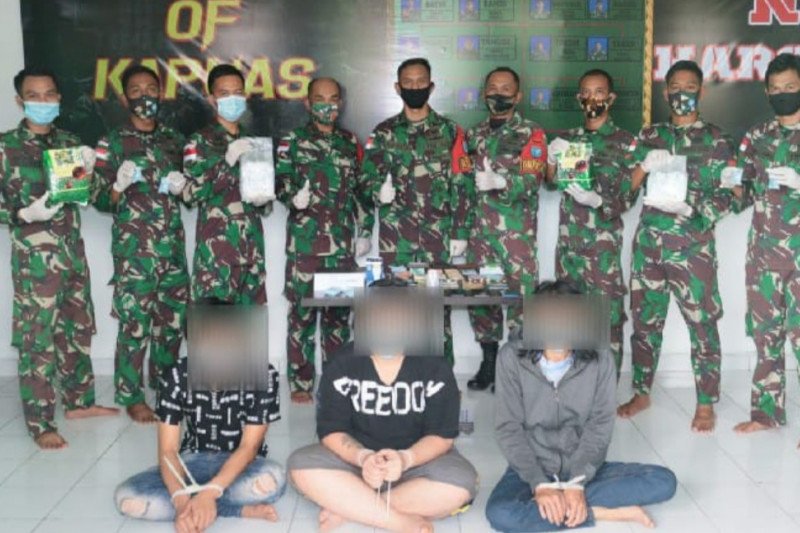 Satgas Pamtas Yonif 642/Kapuas Gagalkan Penyelundupan SS asal Malaysia