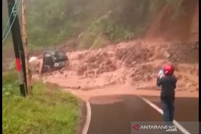 Satu unit mobil terseret bencana tanah longsor di jalan utama Bandung-Garut tepatnya di Kecamatan Talegong, Kabupaten Garut, Jawa Barat, Kamis (24/12/2020). (ANTARA/HO-warga)

