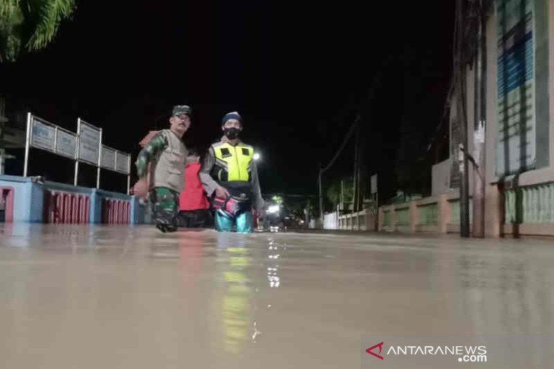 Petugas memantau daerah yang terdampak banjir di Kabupaten Cirebon, Provinsi Jawa Barat. (ANTARA/Khaerul Izan)

