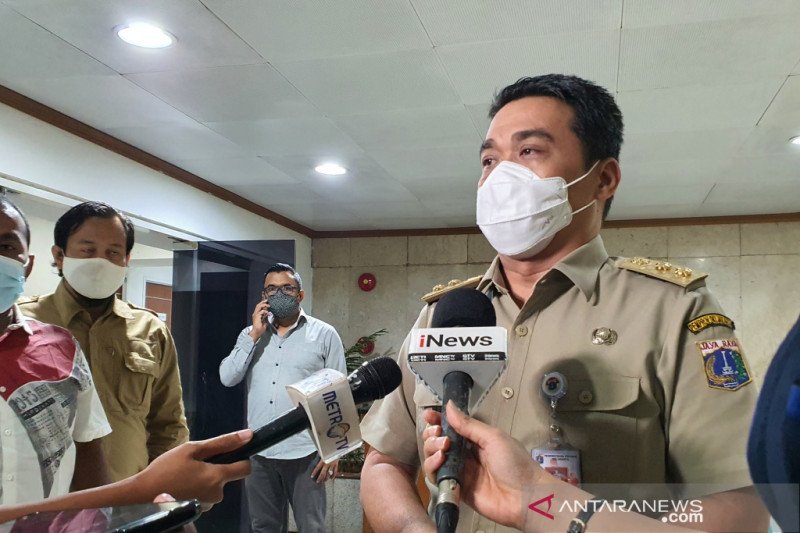 Wakil Gubernur DKI Jakarta Ahmad Riza Patria di Balai Kota Jakarta, Selasa (29/12/2020). (ANTARA/Livia Kristianti)

