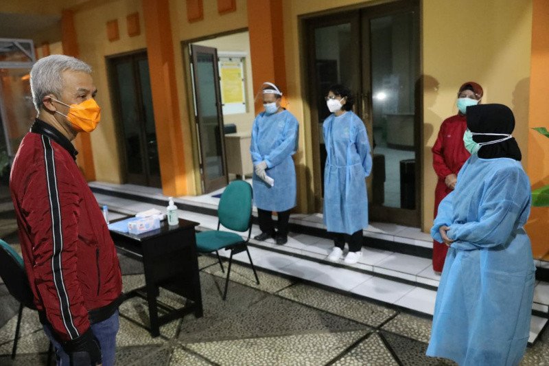 Gubernur Jawa Tengah Ganjar Pranowo menyemangati tenaga kesehatan yang bertugas di tempat isolasi BPSDMD Jateng menjelang pergantian tahun 2020 ke 2021. ANTARA/HO-Humas Pemprov Jateng

