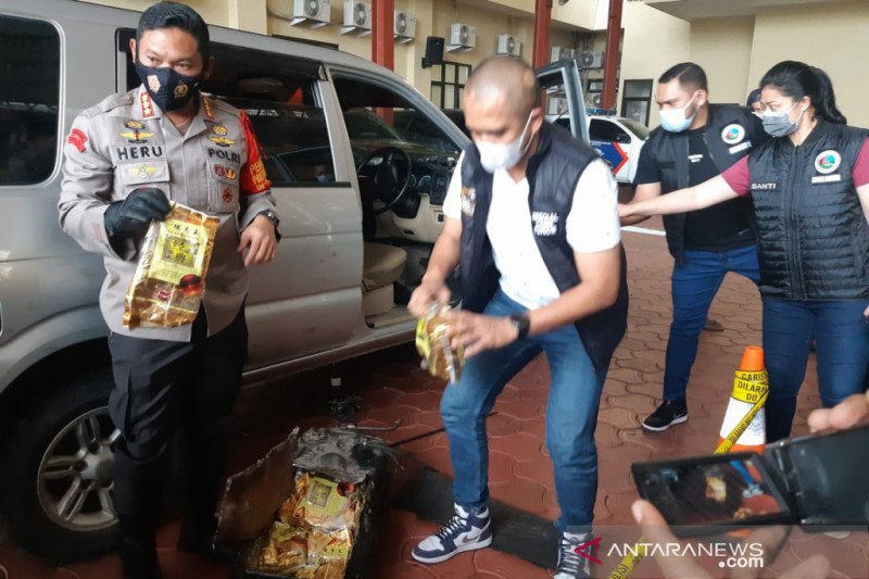 Kapolres Metro Jakarta Pusat Kombes Pol. Heru Novianto menunjukkan barang bukti 10 kilogram narkoba jenis sabu yang diduga dibawa kurir dan diletakkan di tangki bensin mobil, di Mapolres Metro Jakarta Pusat, Jumat (1/1/2021). (ANTARA/HO/Humas Polres Metro