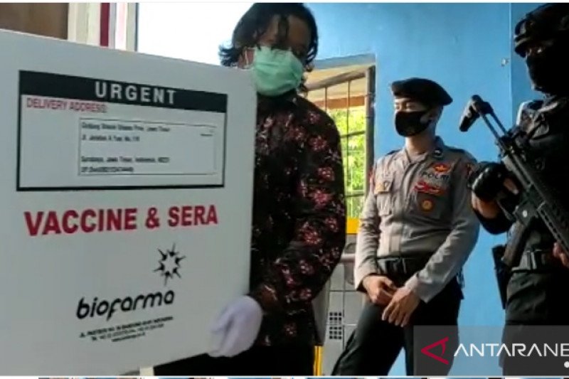 Petugas membawa Vaksin Sinovac yang baru datang di Dinas Kesehatan Jatim di Surabaya, Senin (4/1/2021). (ANTARA Jatim/Willy Irawan)

