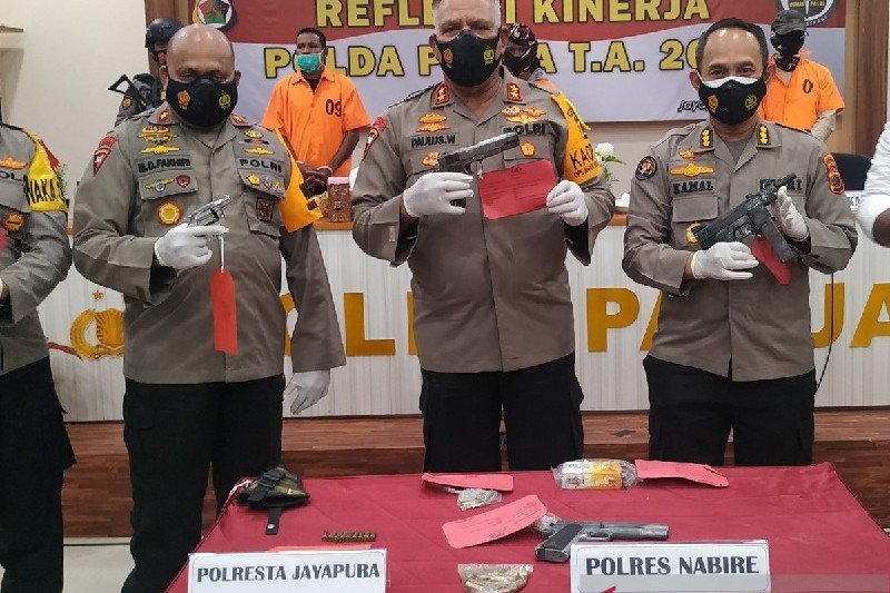 Kapolda Papua Irjen Pol Paulus Waterpauw saat tunjukkan senpi asal Philipina yang diduga akan diberikan ke KKB. (ANTARA/Evarukdijati)