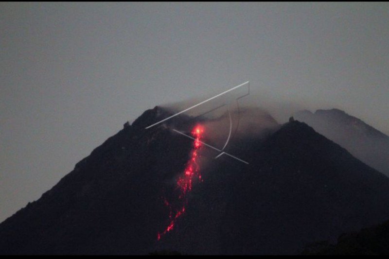 Gunung Merapi mengeluarkan lava pijar yang tampak dari Purwobinangun, Pakem, Sleman, Yogyakarta, Selasa (5/1/2021). Balai Penyelidikan dan Pengembangan Teknologi Kebencanaan Geologi (BPPTKG) menyatakan saat ini Gunung Merapi telah mengalami fase erupsi. (