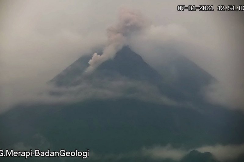 Awan panas guguran dengan tinggi kolom asap 200 meter terpantau keluar dari puncak Gunung Merapi pada Kamis (7/1/2021) siang. (FOTO ANTARA/HO/twitter BPPTKG)

