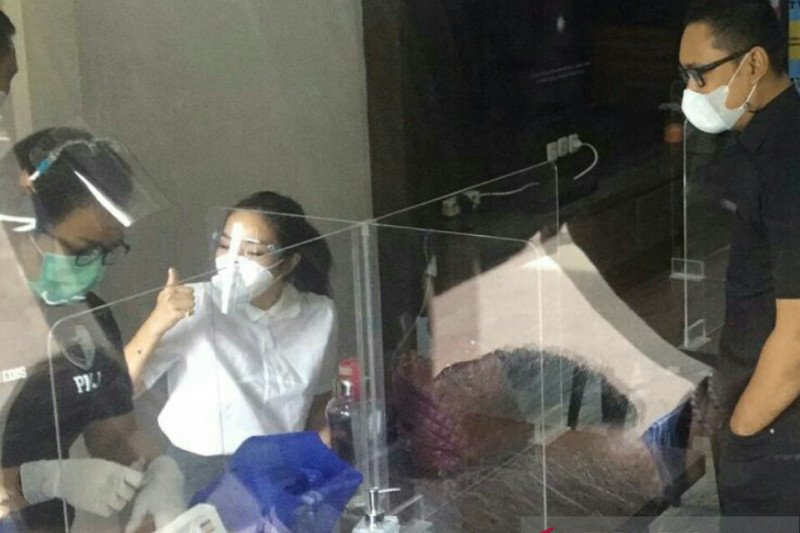 Penyanyi Gisella Anastasia alias Gisel memenuhi panggilan Polda Metro Jaya untuk diperiksa sebagai tersangka dalam kasus video asusila, Jumat (8/1/2020). ANTARA/HO-Istimewa