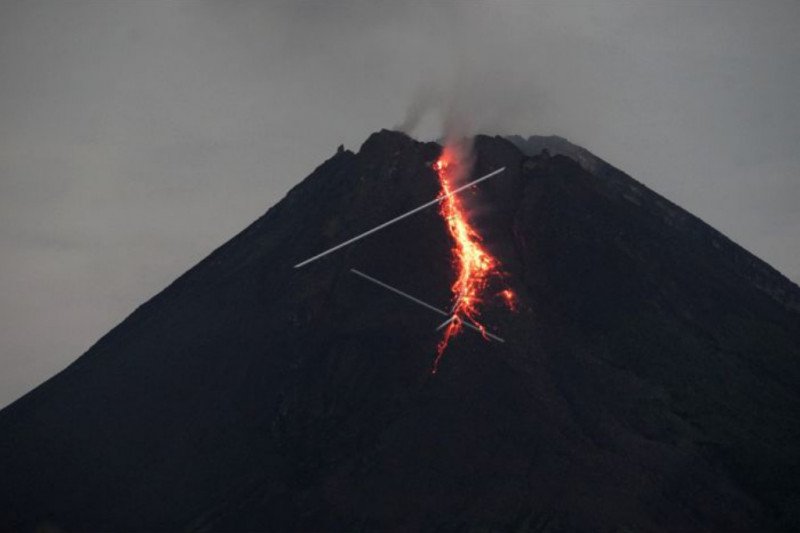 Gunung Merapi mengeluarkan lava pijar yang terlihat dari Tunggularum, Wonokerto, Turi, Sleman, D.I Yogyakarta, Rabu (7/1/2021). ANTARA FOTO/Andreas Fitri Atmoko/foc/pri.

