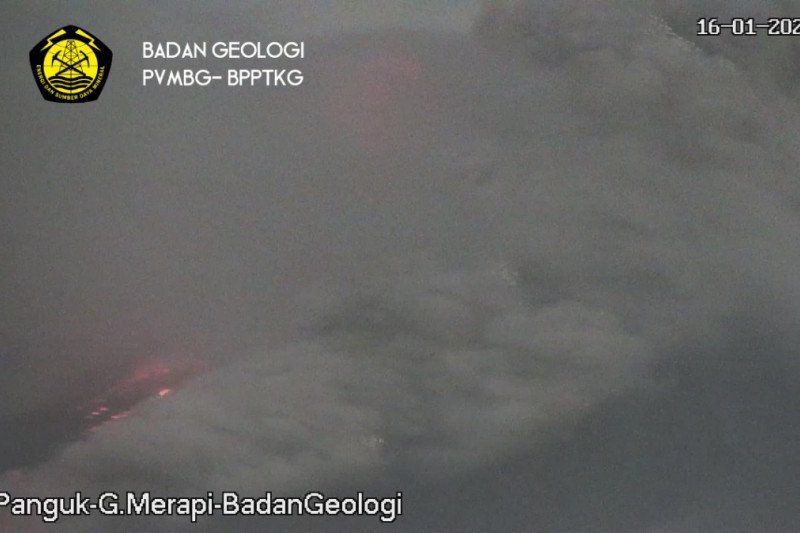 Awan panas guguran terpantau keluar dari Gunung Merapi pada Sabtu pagi dengan tinggi kolom 500 meter dari puncak dan arah luncuran ke hulu Kali Krasak sejauh 1.500 meter. (ANTARA/HO/BPPTKG)

