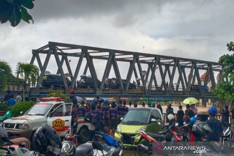Presiden RI Joko Widodo memantau dari atas jembatan di tengah bencana banjir di Kabupaten Banjar. (ANTARA/Yoserizal)