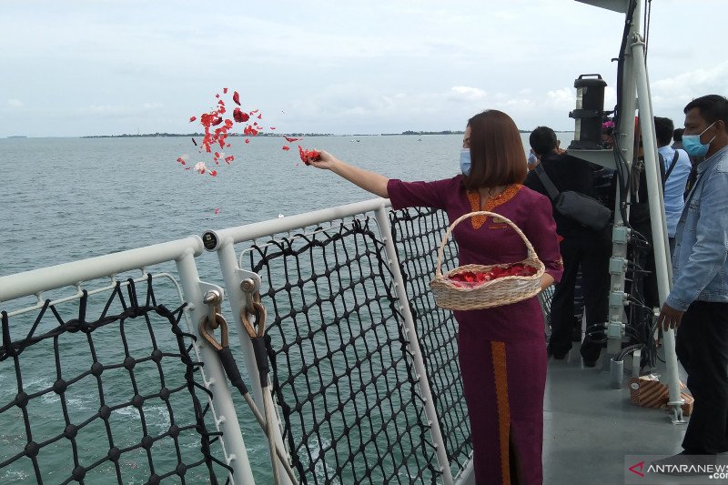 Awak kabin Sriwijaya Air menaburkan bunga sebagai penghormatan terakhir kepada korban kecelakaan pesawat Sriwijaya Air SJ-182 di daerah tempat jatuhnya pesawat di daerah perairan Pulau Laki dan Pulau Lancang di Kepulauan Seribu, DKI Jakarta, Jumat (22/01/