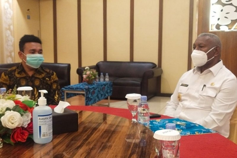 Staf Khusus Presiden, Billy Mambrasar bertemu dengan Gubernur Papua Barat, Dominggus Mandacan, di Hotel Aston Niu, Manokwari, Rabu petang (3/2/2021). (HO-Dok istimewa)
