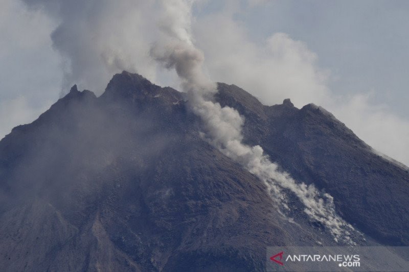 Asap sulfatara mengepul disertai guguran material vulkanik dari puncak gunung Merapi di foto dari Desa kaliurang, Srumbung, Magelang, Jawa Tengah, Rabu (20/1/2021). Pihak Balai Penyelidikan dan Pengembangan Teknologi Kebencanaan Geologi (BPPTKG), melalui 