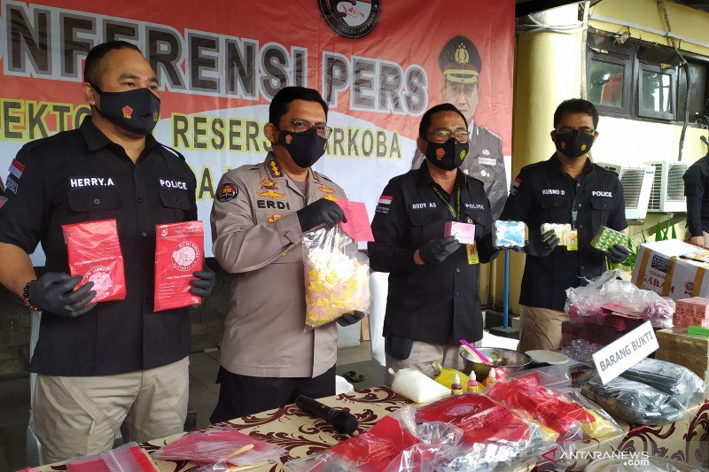 Aparat Polda Jawa Barat menunjukkan barang bukti kosmetik ilegal. (ANTARA/Bagus Ahmad Rizaldi)

