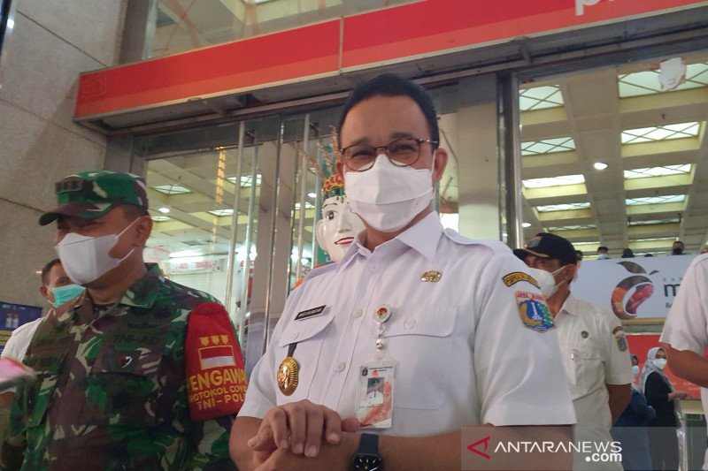 Gubernur DKI Jakarta Anies Baswedan di Nblok A Pasar Tanah Abang, Jakarra Pusat, usai meninjau pelaksanaan vaksinasi massal bagi para pedagang, Rabu (17/2/2021). (ANTARA/Livia Kristianti)
