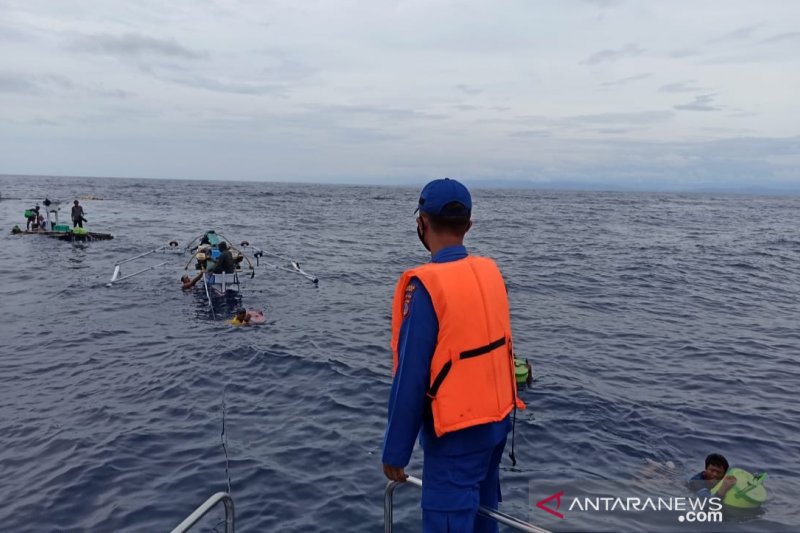 Upaya evakuasi Anak Buah Kapal (ABK) kapal nelayan KM Bintang Timur yang tenggelam di perairan Teluk Tomini Kabupaten Parigi Moutong, Sulawesi Tengah pada Kamis (18/2/2021). ANTARA/HO/Polres Parigi Moutong