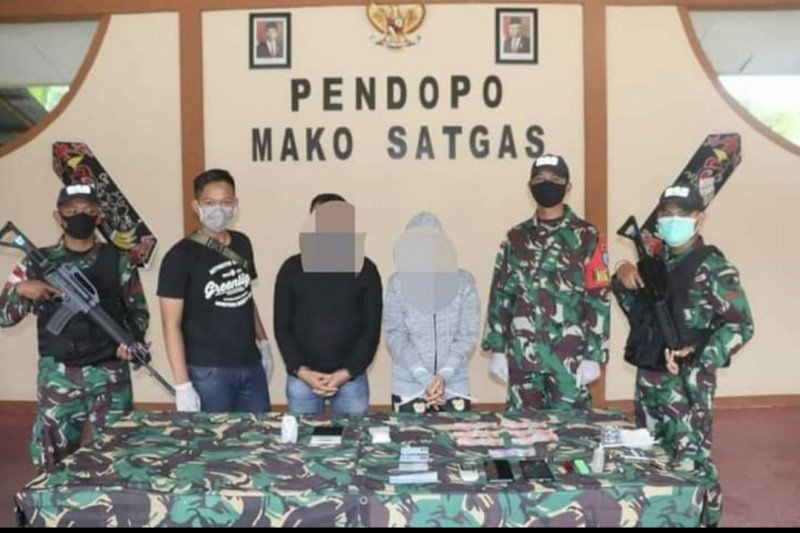 Para pelaku tindak pidana narkoba saat diamankan Satgas Pamtas Yonif  642/Kapuas.  (Istimewa)

