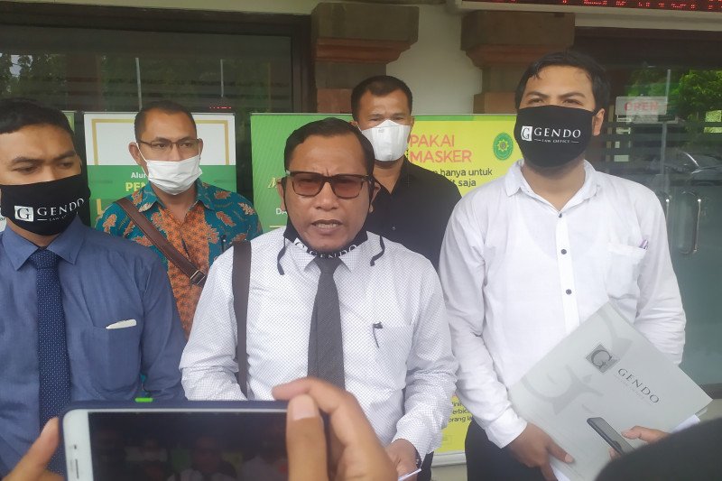 Saat Gendo menyerahkan kontra memori kasasi atas memori kasasi jaksa penuntut umum (JPU) di Pengadilan Negeri Denpasar, Bali, Selasa (23/2/2021). (ANTARA/Ayu Khania Pranisitha/2021)


