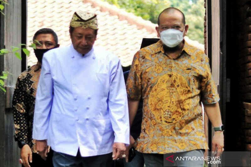
Ketua DPD RI, AA LaNyalla Mahmud Mattalitti (kanan) saat mengunjungi Kasultanan Keraton Cirebon, Minggu (28/2/2021). ANTARA/HO-Humas DPD RI/am.
