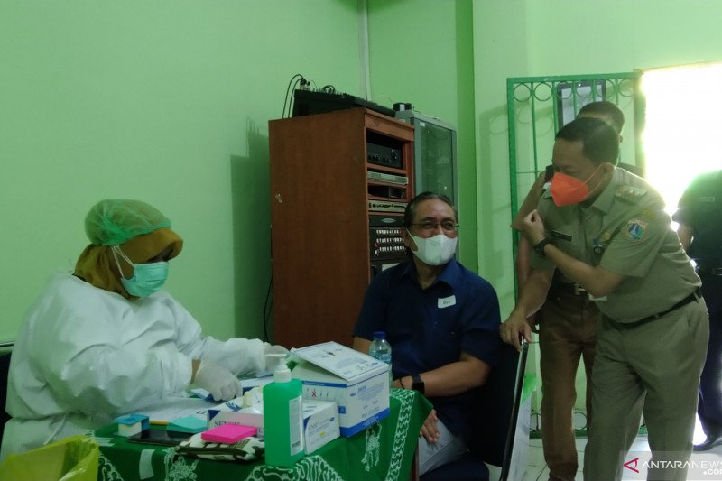 Pelaksana Tugas Wali Kota Jakarta Selatan Isnawa Adji (masker oranye) ketika meninjau vaksinasi lansia di SMP Negeri 141 Jakarta, Senin (1/3/2021). (ANTARA/Dewa Wiguna)