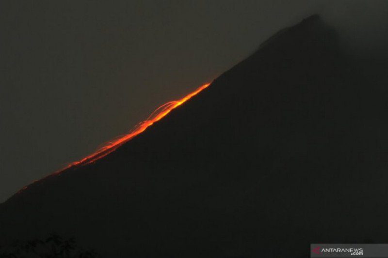 rsip Foto. Guguran lava pijar meluncur ke lereng Gunung Merapi di wilayah Balerante, Kemalang, Klaten, Jawa Tengah, Rabu (24/2/2021) malam. (ANTARA FOTO/Aloysius Jarot Nugroho/wsj.)
