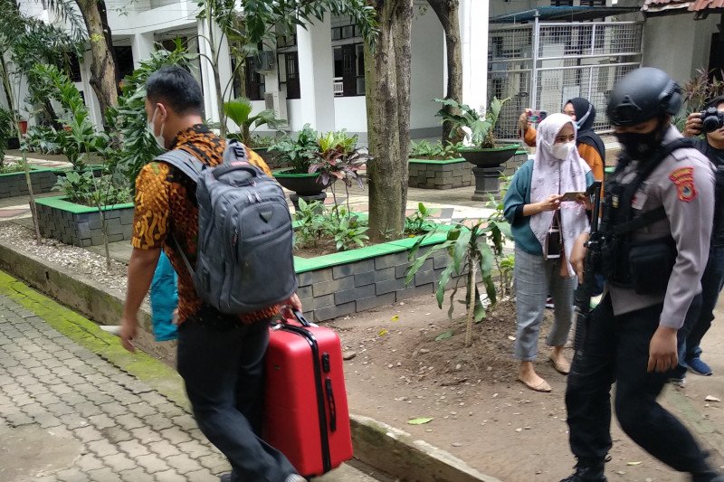 Penyidik KPK membawa koper yang diduga berisi dokumen penting dikawal ketat petugas kepolisian di Kantor Gubernur Sulsel, Rabu,(3/3/2021) ANTARA/Abd Kadir

