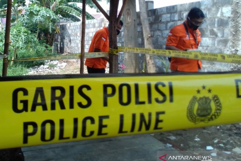 Polisi olah TKP lokasi pesta minuman keras, di Karawang, Jawa Barat, Kamis. ANTARA/Ali Khumaini

