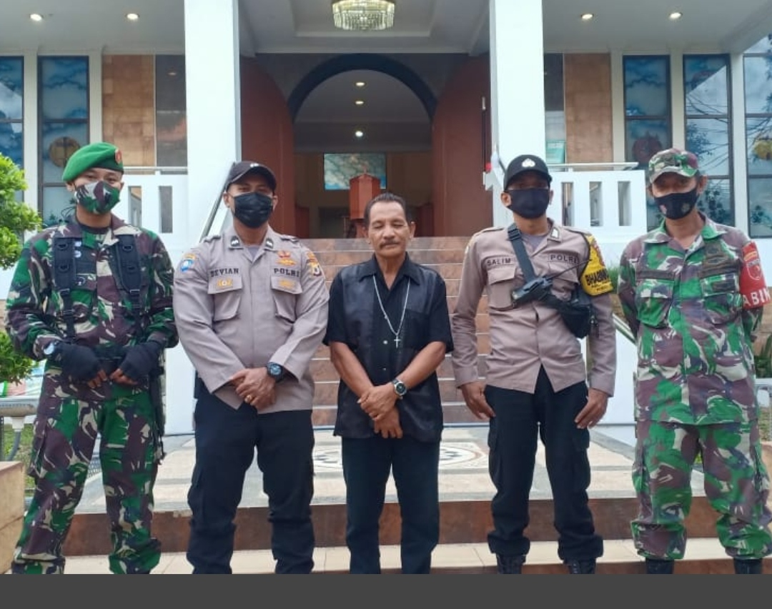Kodim 1504/Ambon menerjunkan personil TNI untuk membantu Kepolisian dalam pengamanan di gereja-gereja wilayah Kota Ambon, Jumat (2/4). HMP/BOY
