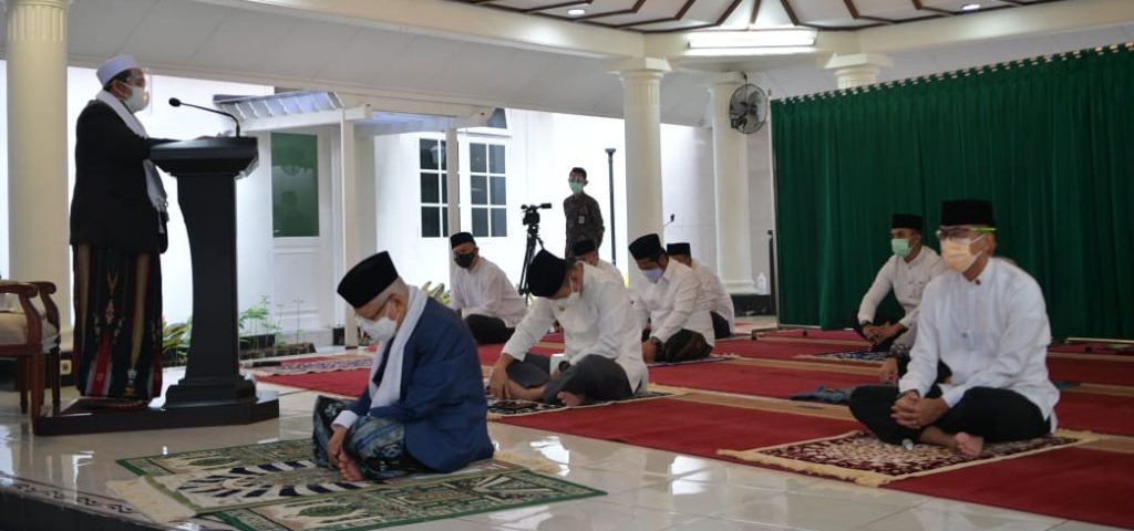 Dengan jamaah terbatas Wapres K.H. Ma’ruf Amin bersama Ibu Hj. Wury Ma’ruf Amin melakukan salat Idul Adha di rumah dinas. ist