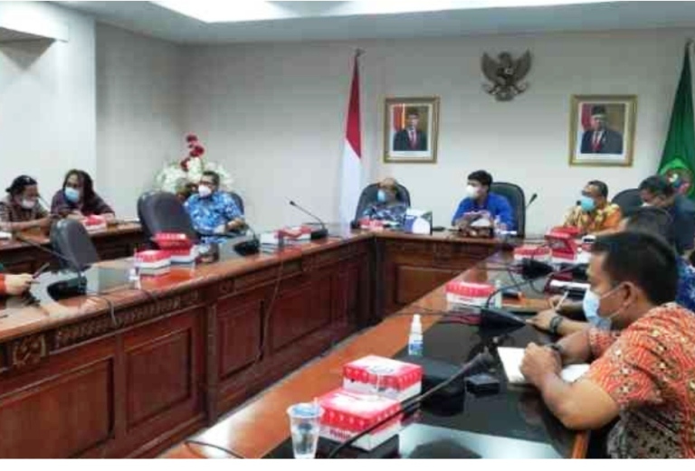 Rapat yang dilakukan di kantor Gubernur Maluku terkait pembangunan LIN dan NAP. HMP/BOY