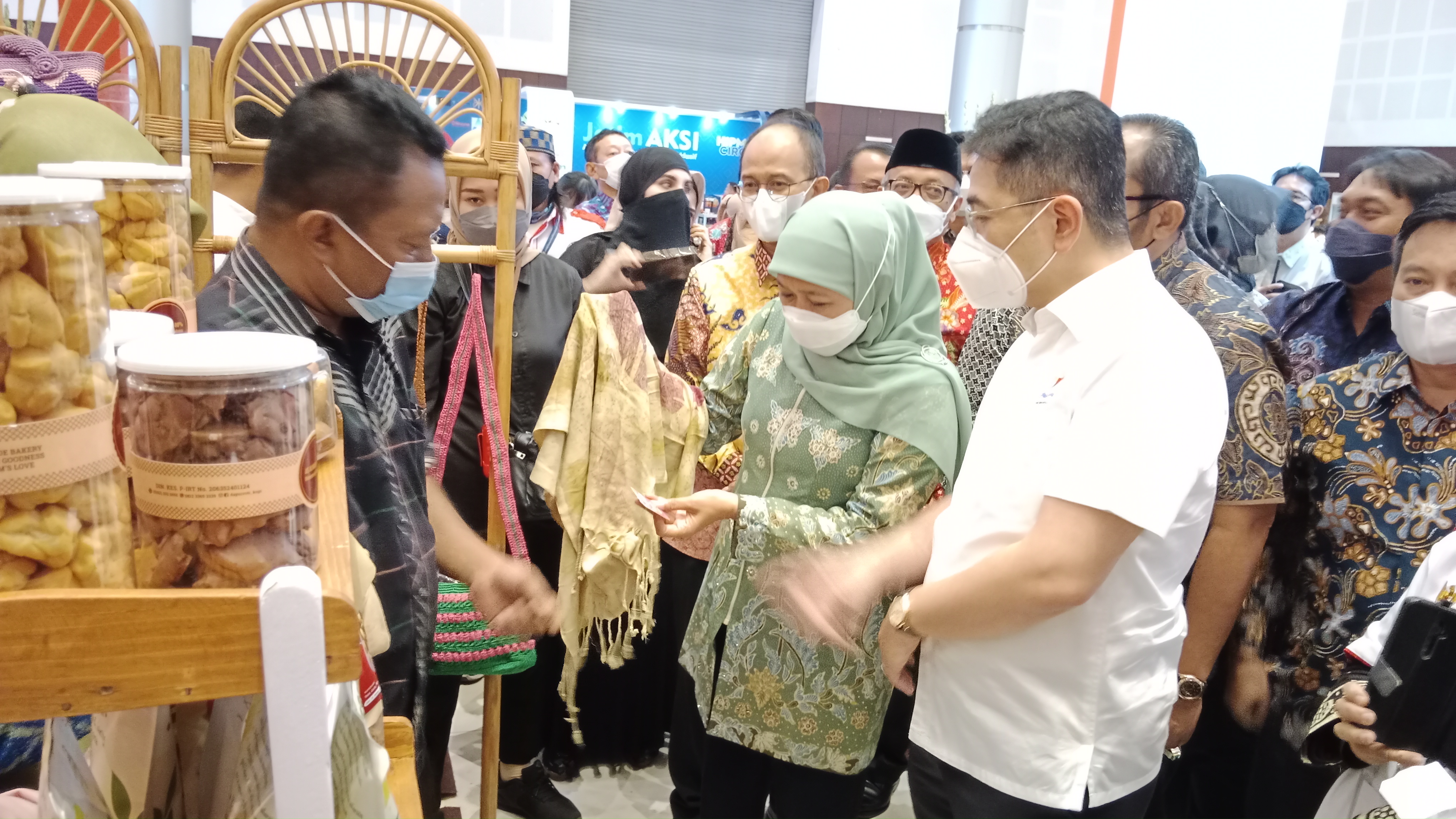 Gubernur Jawa Timur dan juga Ketua Kadin Indonesia meninjau stand peserta pameran INAPRO EXPO 2021 yang berlangsung selama 4 hari yaitu 25-28 November 2021 di Grand City Convex, Surabaya.