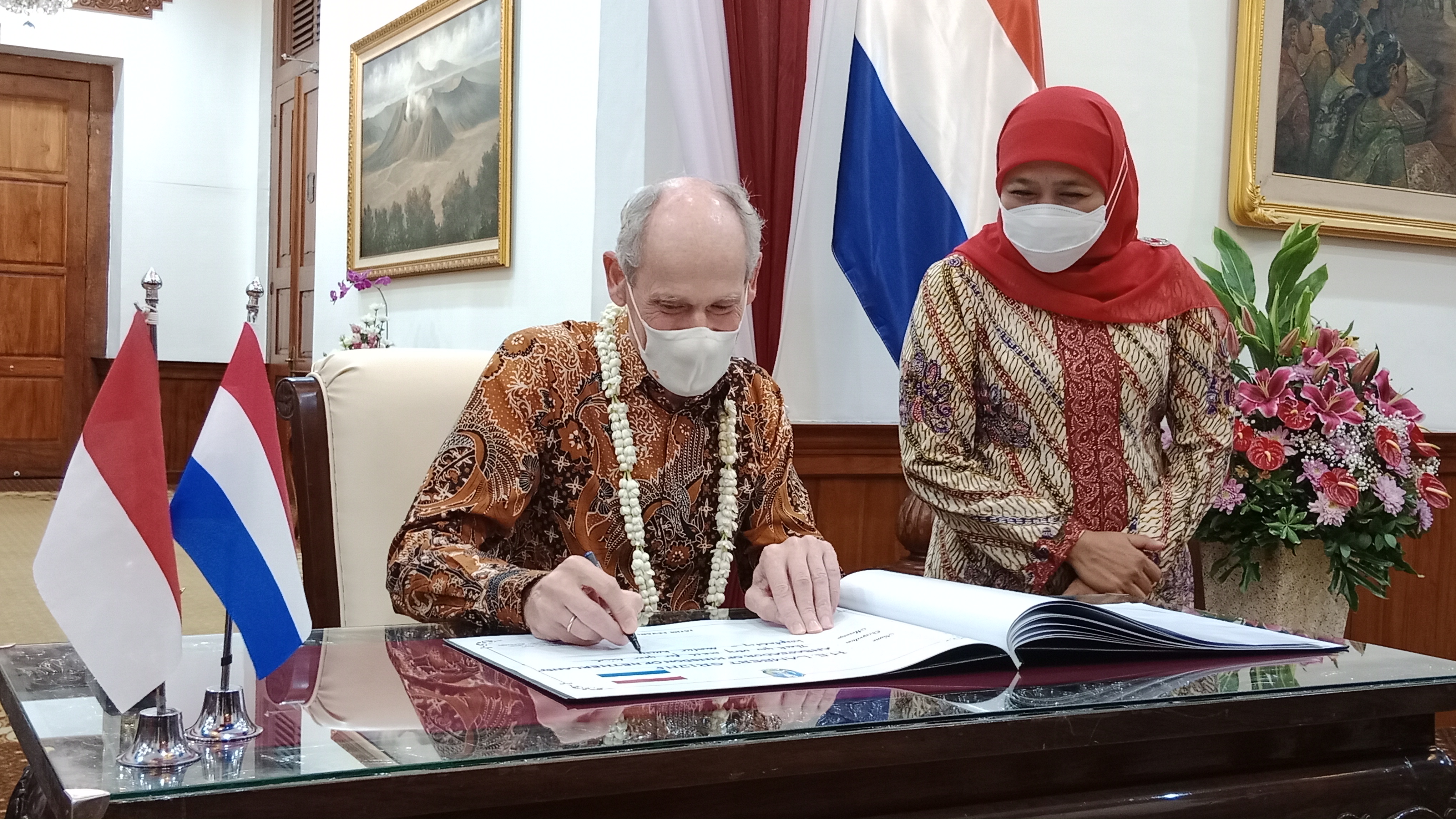 Gubernur Jawa Timur Khofifah Indar Parawansa menerima kunjungan Duta Besar Kerajaan Belanda Untuk Indonesia Mr. Lambert Grijns di Gedung Negara Grahadi Surabaya, Jumat (26/11) malam.