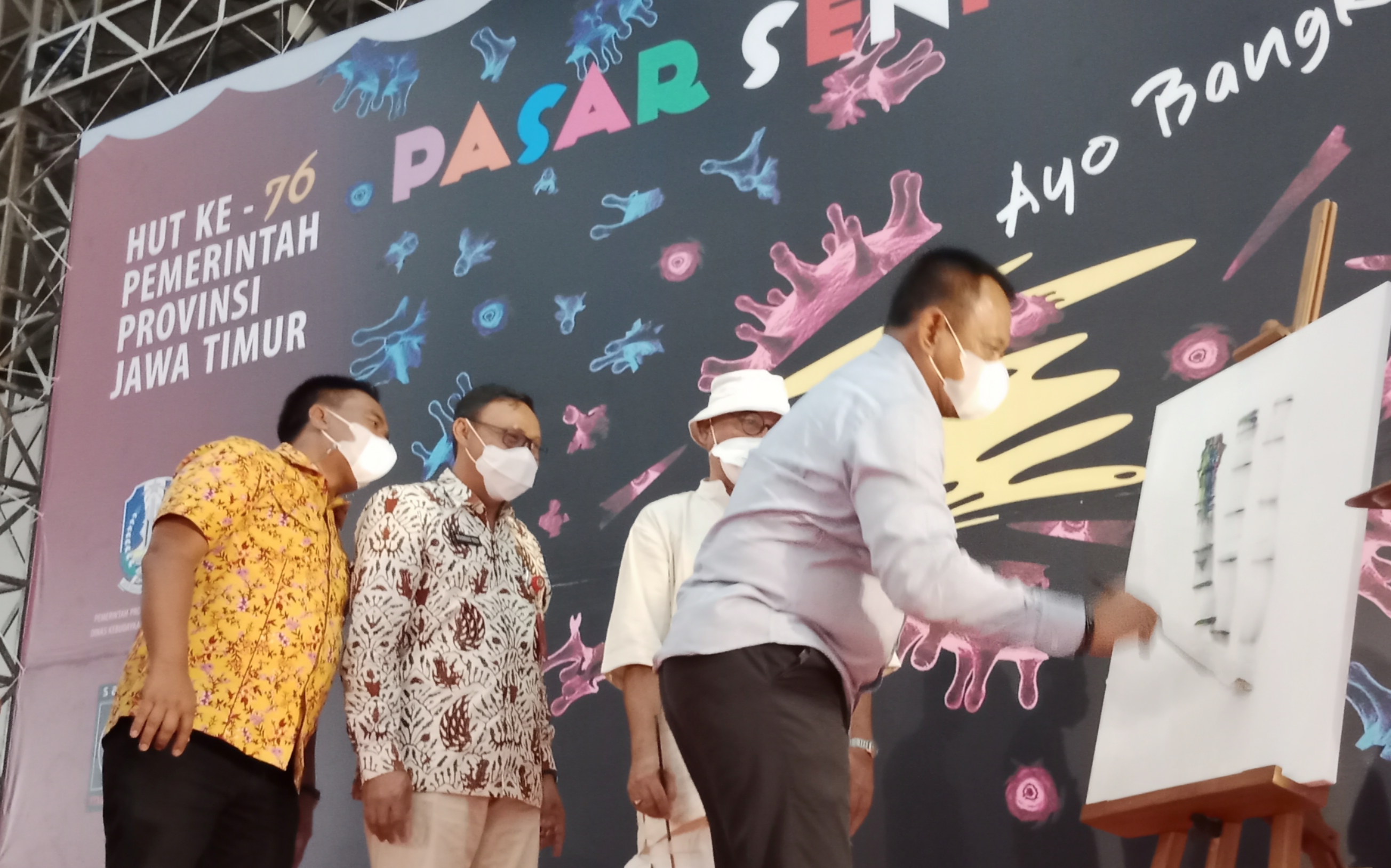 Pameran lukisan yang bertemakan 'Ayo Bangkit' dibuka oleh Plh Sekdaprov Jatim Heru Tjahjono. 