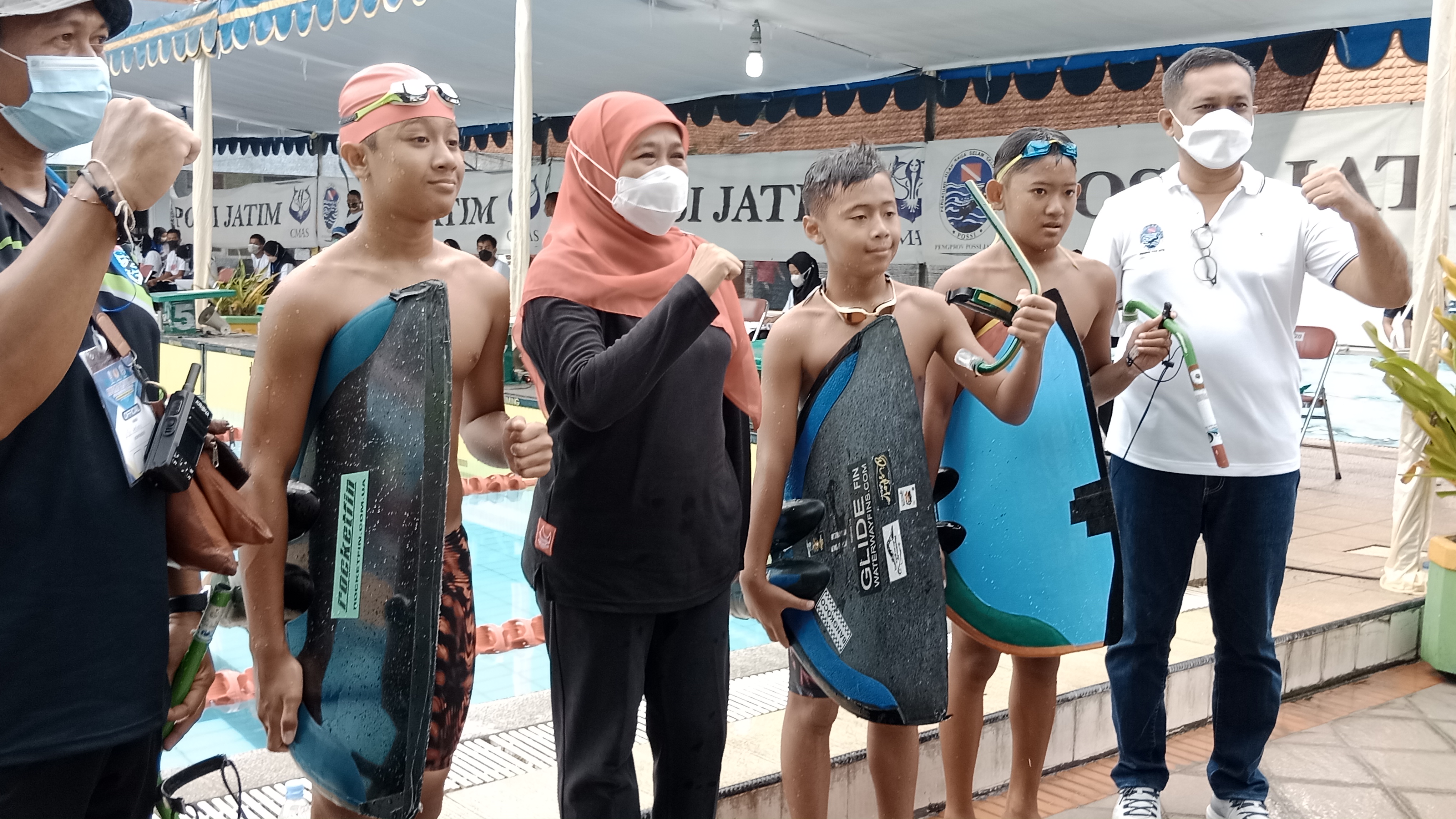 Gubernur Khofifah memberikan motofasi kepada atlet pada kejurnaa finnswimming antar kabupaten/kota se Indonesia dalam Piala Gubernur Jawa Timur 2021 di Surabaya. Foto foto : prass
