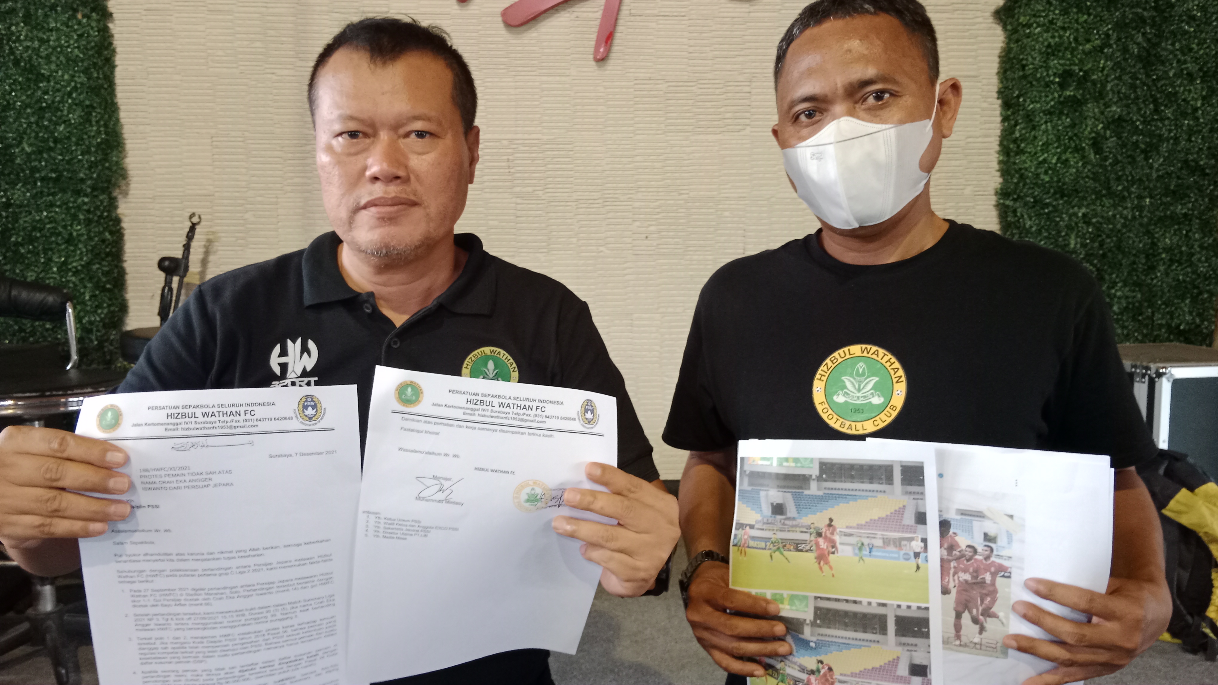 Manajer HWFC Muhammad Mirdasy dan Media officer Abdul Wahab saat memberikan keterangan kepada wartawan di Surabaya. Rabu (15/12) 