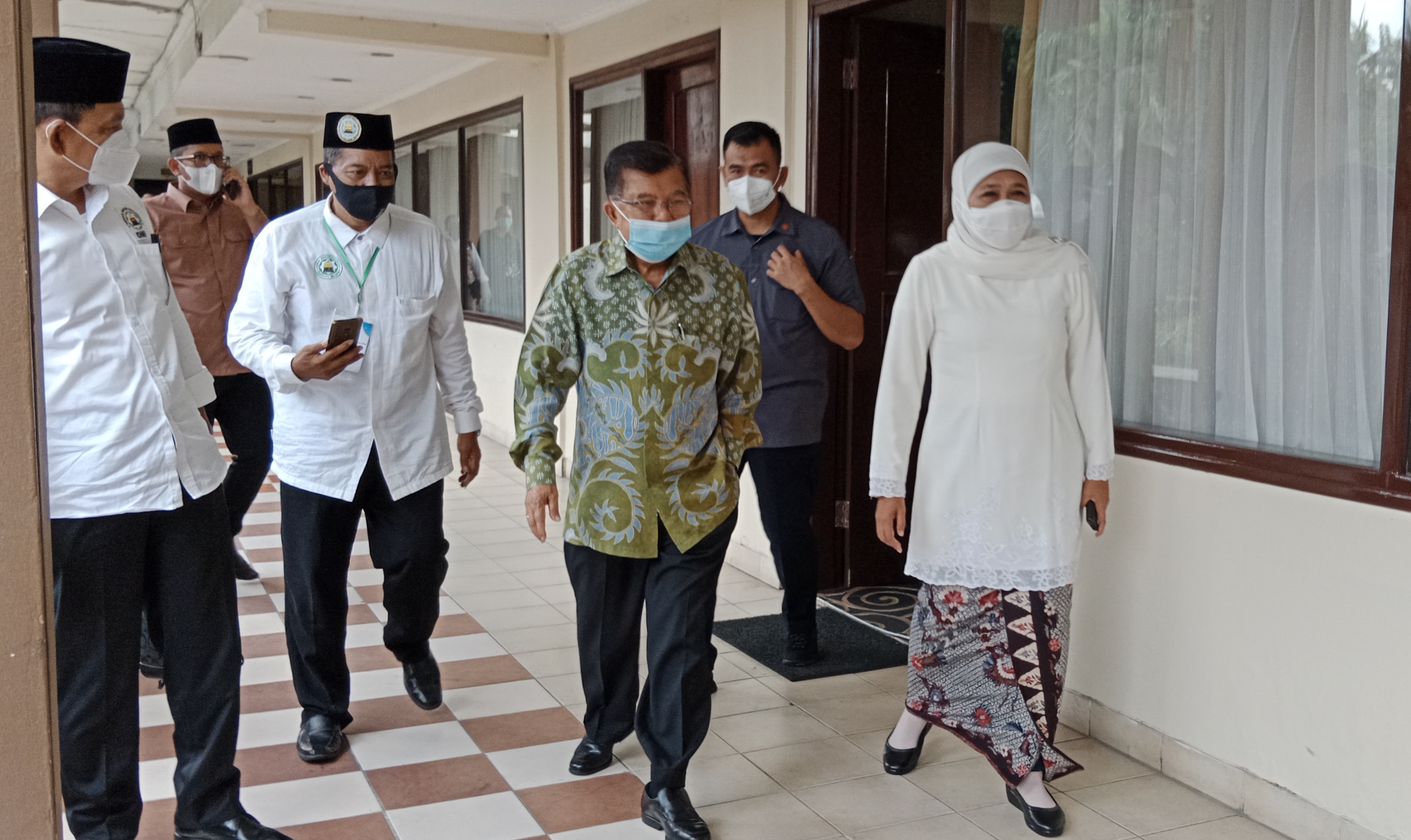 Ketua Umum Dewan Masjid Indonesia Jusuf Kalla dan Gubernur Jawa Timur Khofifah Indar Parawansa ketika menghadiri Rapat Kerja Wilayah DMI Jatim, Senin (20/12) 