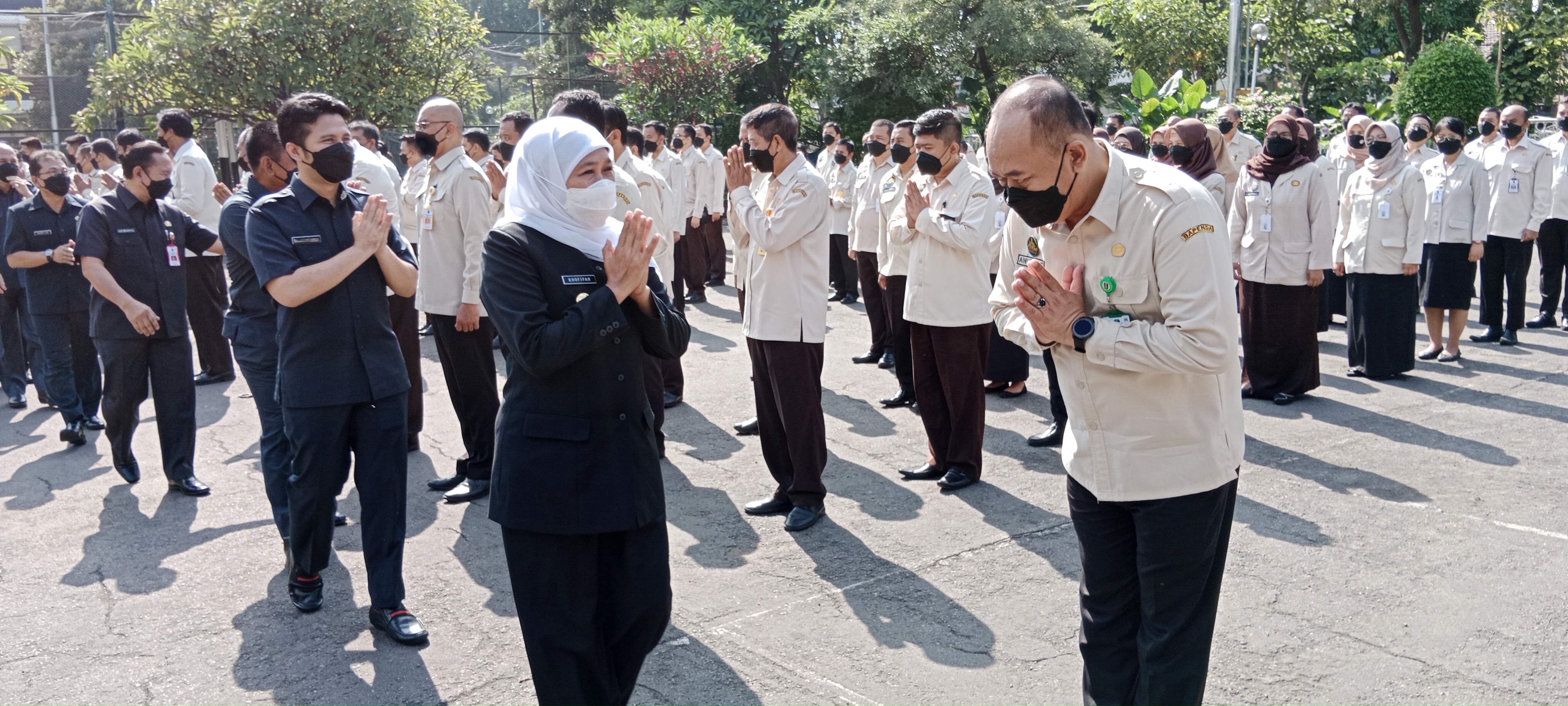 Gubernur Jawa Timur, Khofifah Indar Parawansa saat memimpin apel pagi di Kantor Bapenda Provinsi Jatim Senin (10/1/2022 )