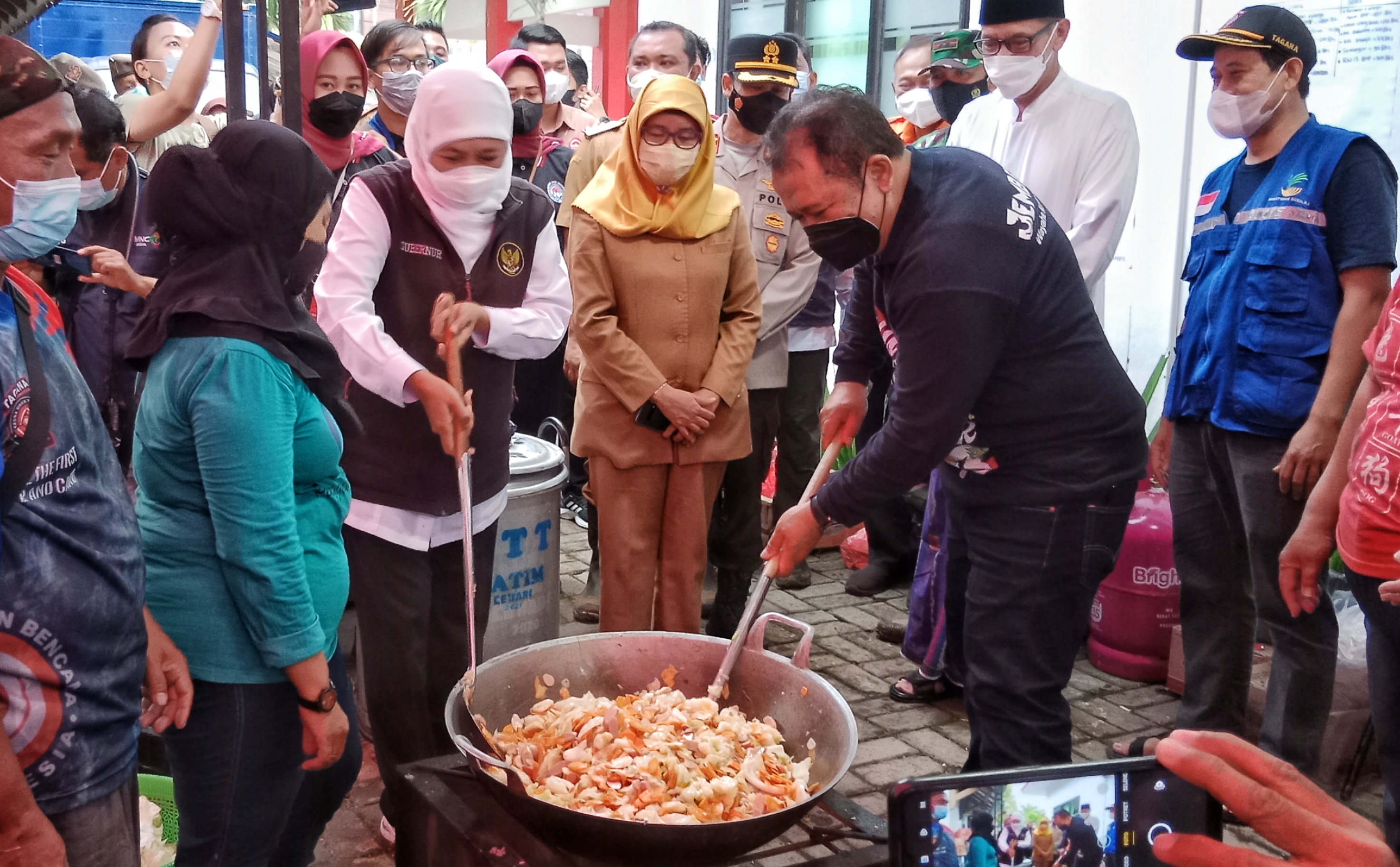 Gubernur Khofifah dan Bupati Jember Hendy Siswanto meninjau dapur umum bagi terdampak banjir bandang di Mangli, Kecamatan Kaliwates, Kabupaten Jember, Senin (10/1/2022). 