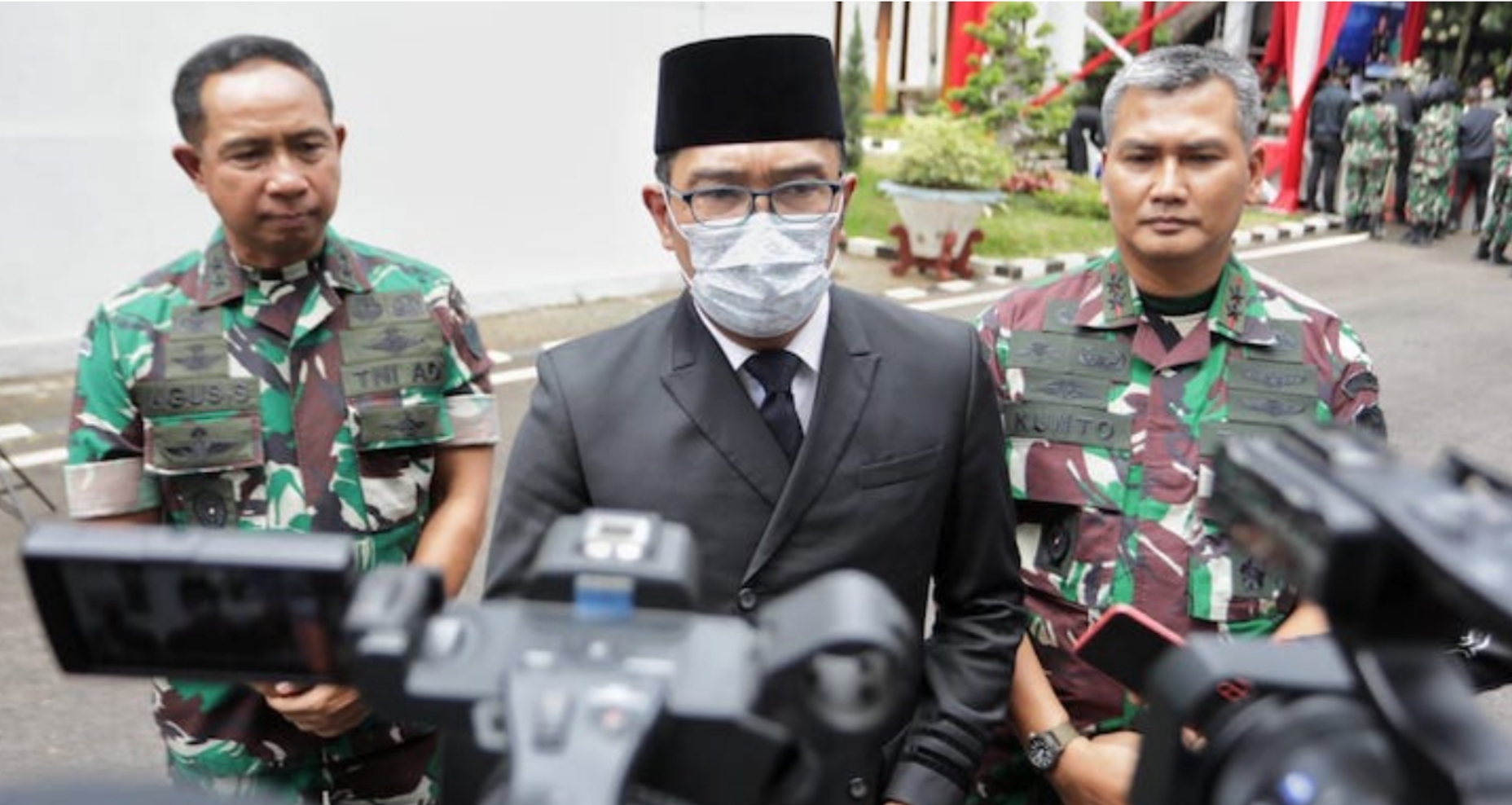 Gubernur Jawa Barat Mochamad Ridwan Kamil prihatin dan berempati atas kondisi Persib Bandung saat ini. Ada 17 orang dalam tim Maung Bandung, baik pemain maupun ofisial, yang terkonfirmasi positif Covid-19. 