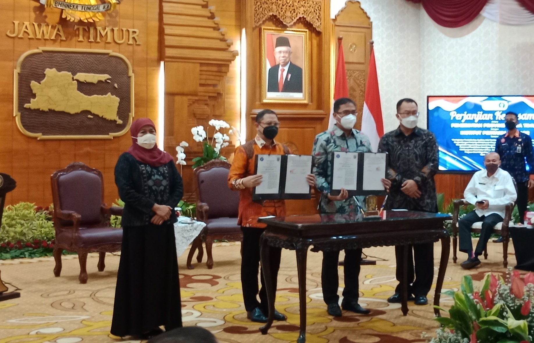 Badan Pengembangan Sumber Daya Manusia (BPSDM) Jatim dan Institut Pertanian Bogor (IPB) melakukan Penandatanganan nota kesepahaman di Gedung Negara Grahadi, Surabaya, Kamis (10/2). 