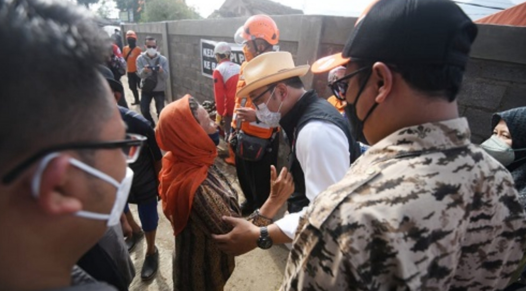 Gubernur Jawa Barat Ridwan Kamil mengecek kondisi rumah warga yang terdampak banjir bandang di Kampung Tugu Kelurahan Jaya Raksa, Kecamatan Baros, Kota Sukabumi, Sabtu (19/2/2022). 