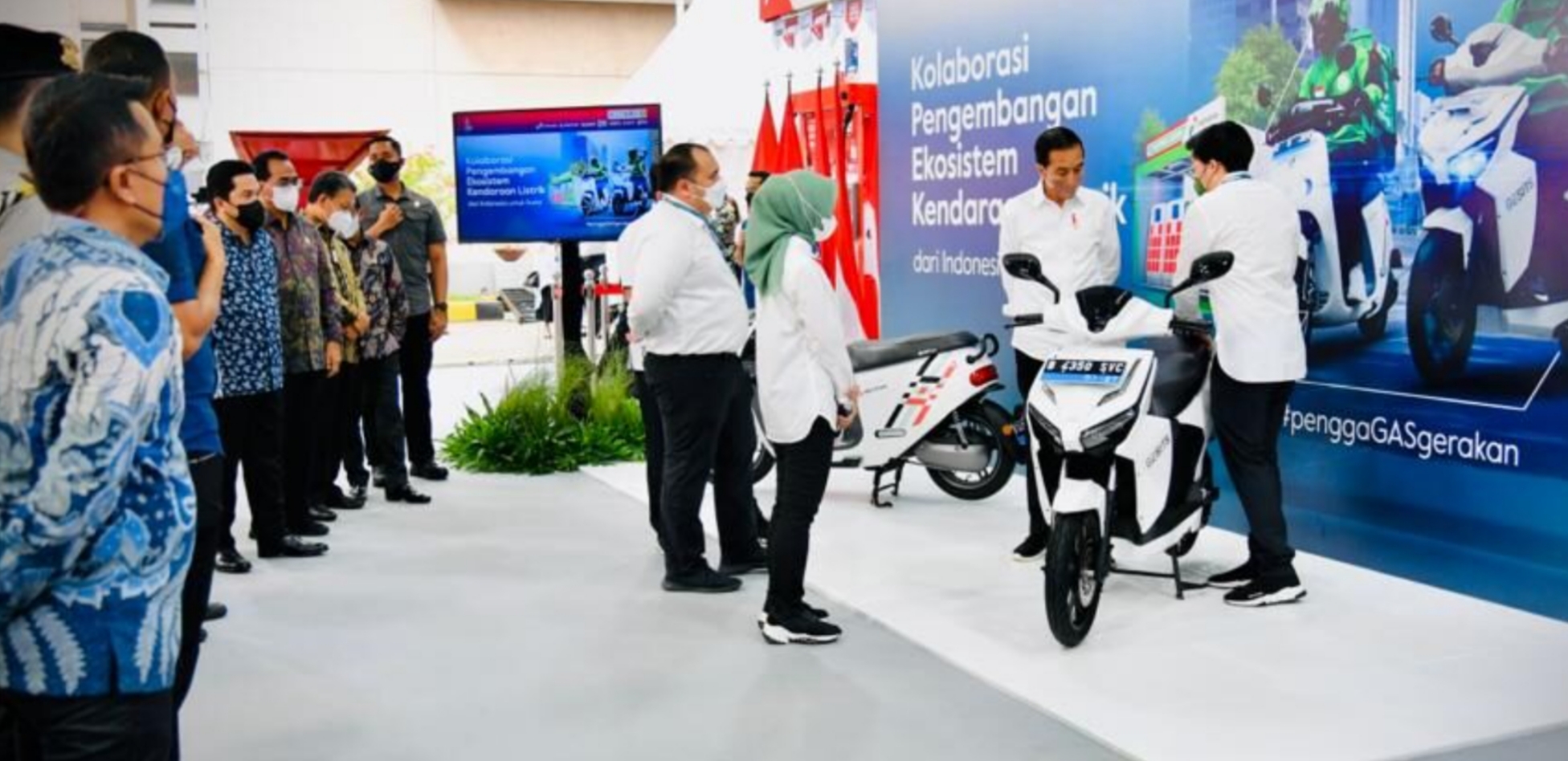 Presiden Joko Widodo menghadiri acara Peluncuran Kolaborasi Pengembangan Ekosistem Kendaraan Listrik, yang digelar di SPBU MT Haryono, Jakarta, pada Selasa, 22 Februari 2022. 