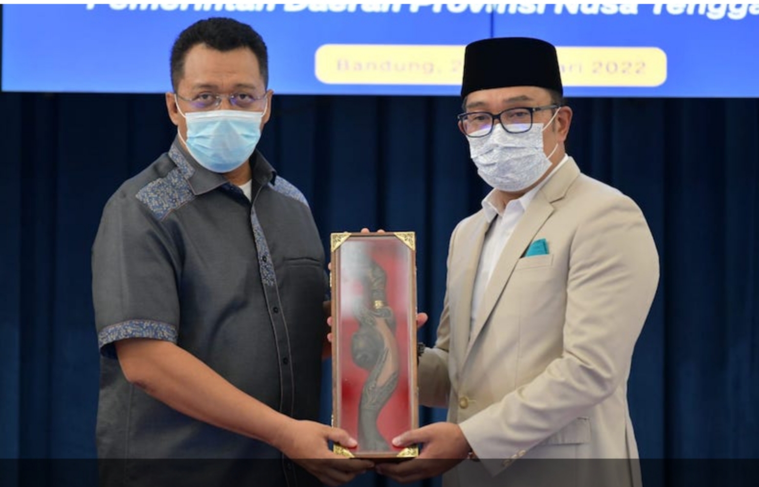 Gubernur Jawa Barat Ridwan kamil dan Gubernur NTB Zulkieflimansyah melakukan kerjasama antara Perangkat Daerah Pemda Provinsi Jabar dengan NTB di Gedung Sate, Kota Bandung, Rabu (23/2/2022). 