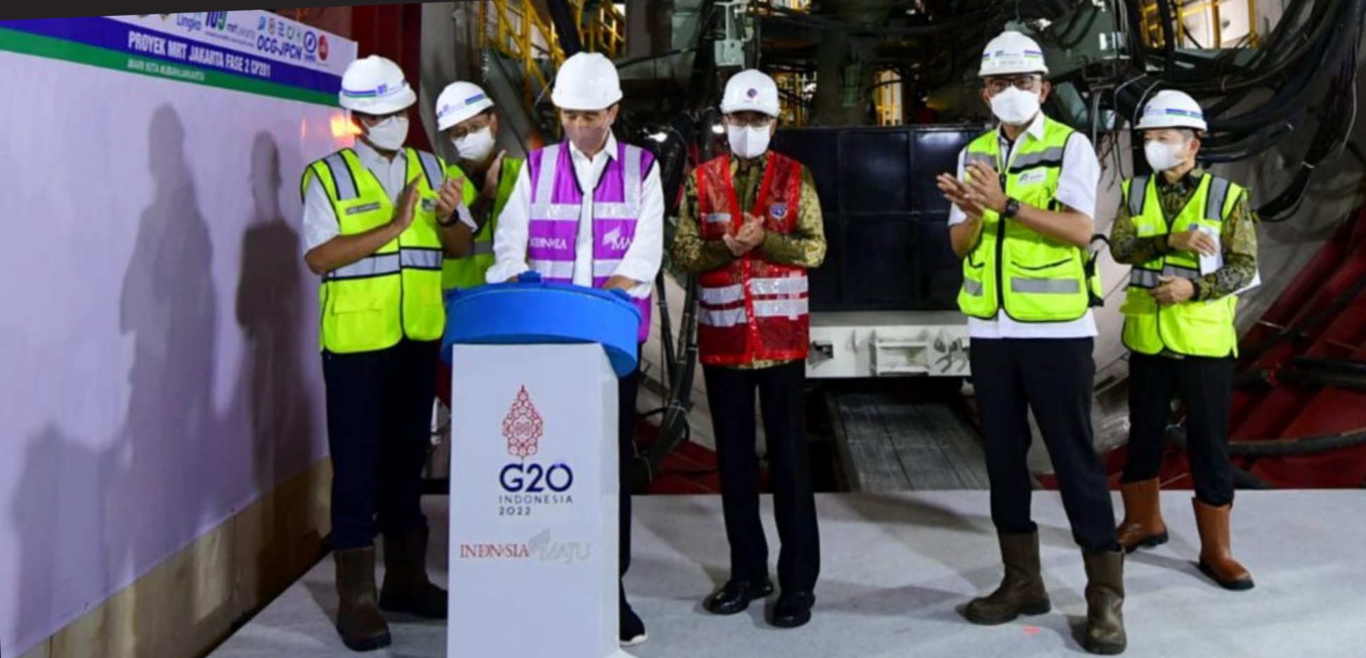 Presiden Joko Widodo memberikan sambutan saat peluncuran Tunnel Boring Machine (TBM) MRT Jakarta Fase 2A di Stasiun MRT Bundaran HI, Jakarta, pada Kamis, 24 Februari 2022